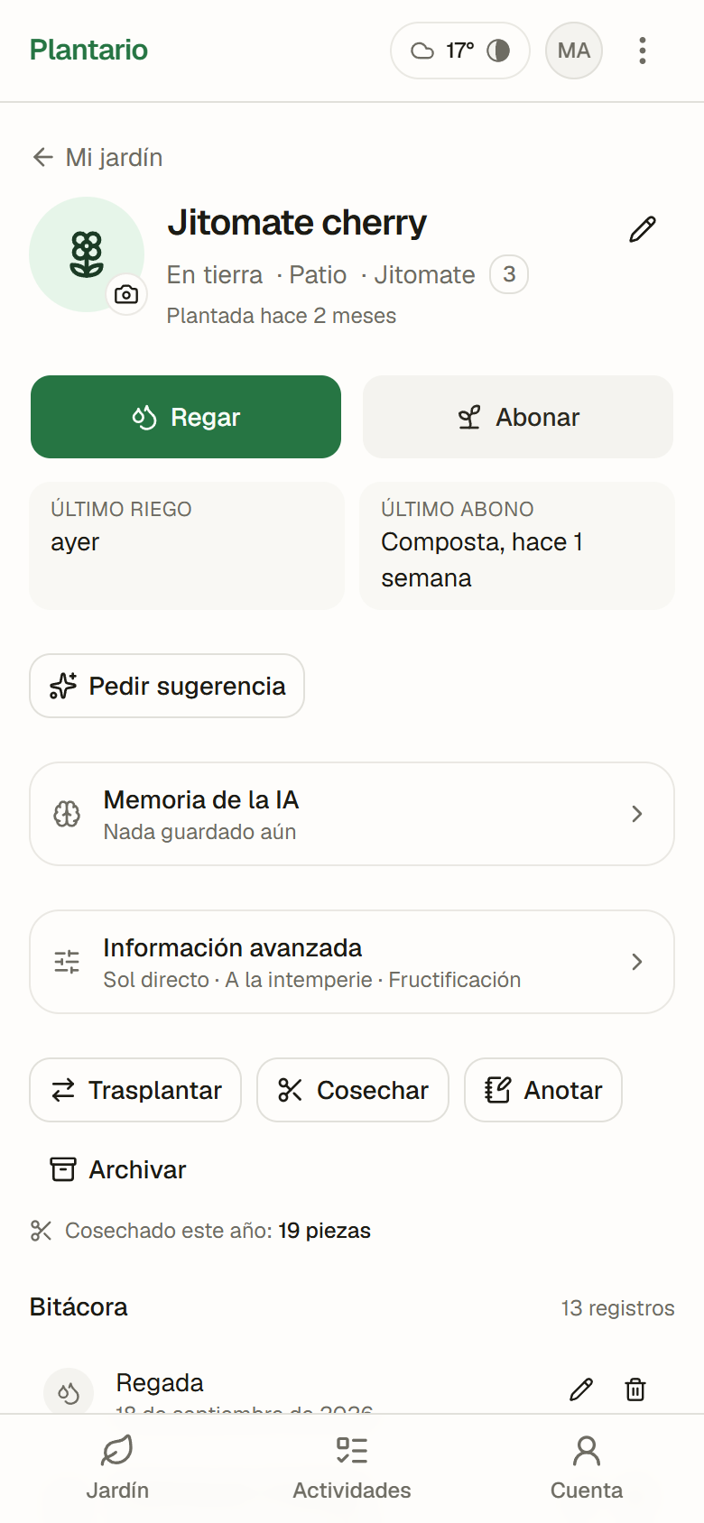 La ficha de un jitomate cherry: Regar y Abonar arriba, el último riego de ayer, el último abono con composta, la sugerencia, la memoria de la IA y la bitácora.